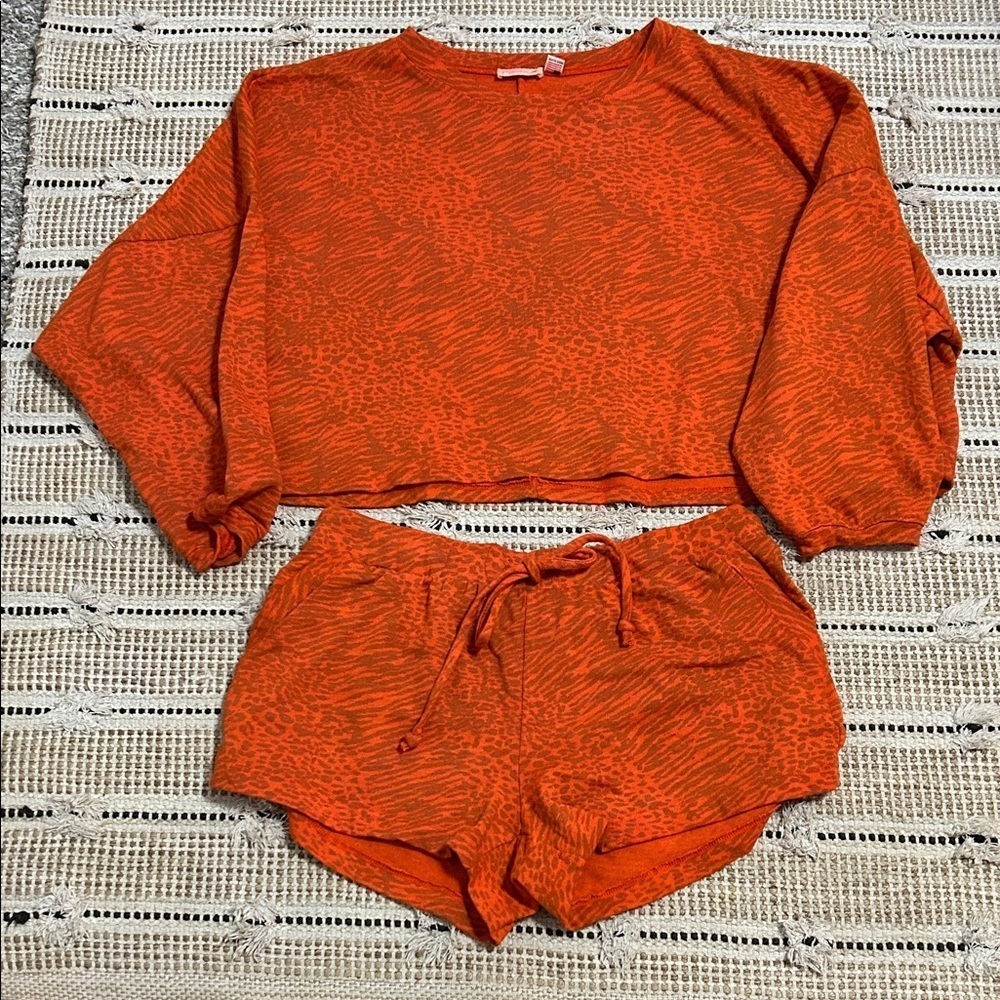 Vibrant Orange Patterned Women's Sweatshirt and Shorts Set